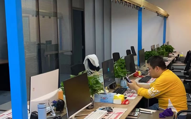 成華制造客服部工作區一角